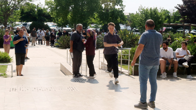 Velilerin alkışlı desteğiyle son saniyede salona girdi