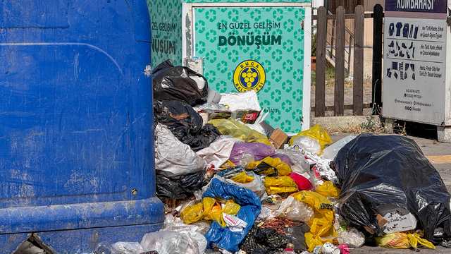 İzmir Buca'da işçilerin grevi nedeniyle oluşan çöp yığınları tepkilere neden oluyor