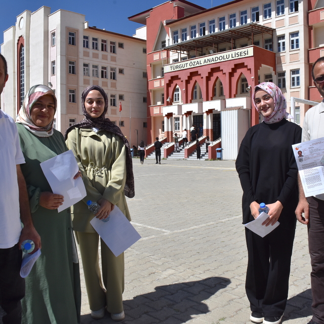 Van'da ikiz babalar, kızlarıyla YKS heyecanı yaşadı