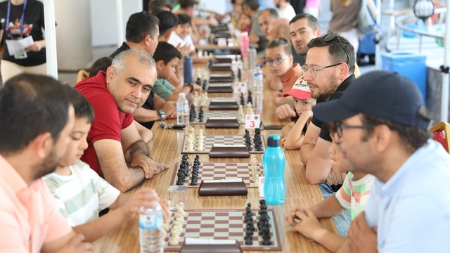 Kocasinan Belediyesi, baba ile oğullarının katıldığı satranç turnuvası düzenledi