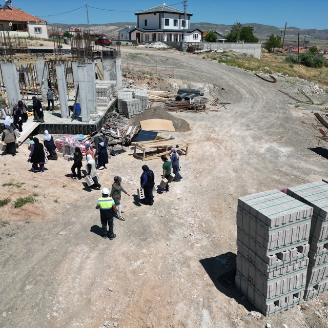 Sivas'ta imece usulüyle yapılan caminin inşaatına kadınlar da briket taşıyo...