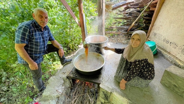 Yusufeli'de asırlık dut pekmezi geleneği yaşatılıyor