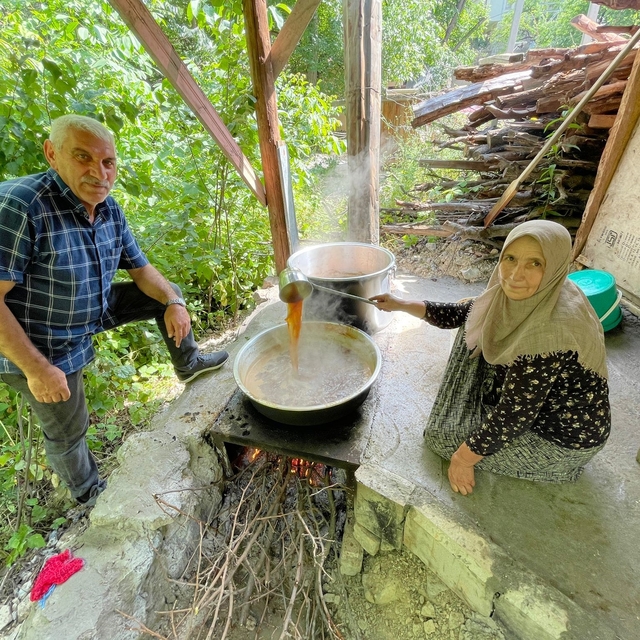 Yusufeli'de asırlık dut pekmezi geleneği yaşatılıyor