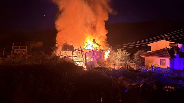 Tokat'ta çıkan yangında bir ev ve ahır kullanılamaz hale geldi