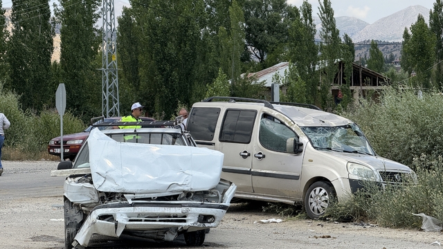 Kahramanmaraş'ta otomobil ile hafif ticari aracın çarpıştığı kazada 5 kişi yaralandı