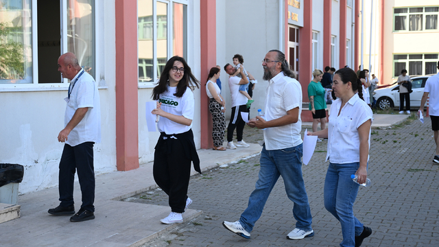 Edirne'de anne ve baba kızlarıyla aynı okulda YKS'ye girdi