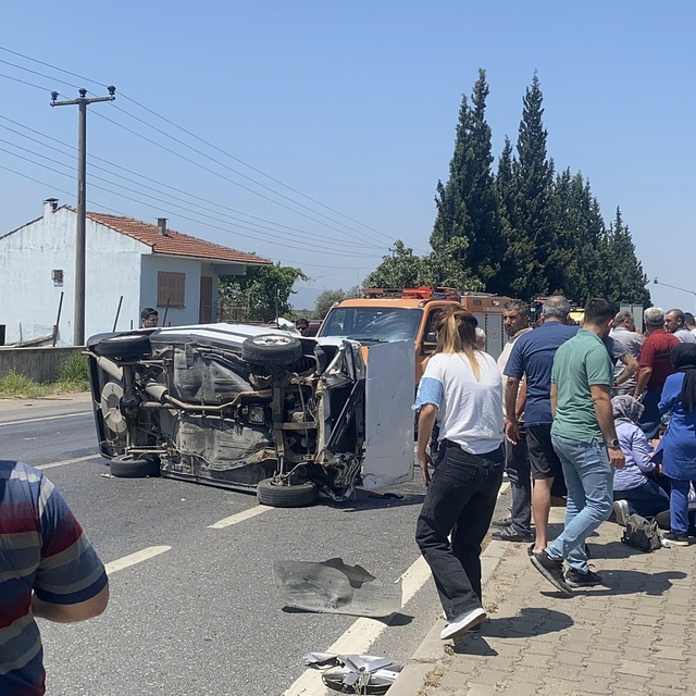 Otomobil, araca çarparak takla attı: 1'i çocuk 4 yaralı