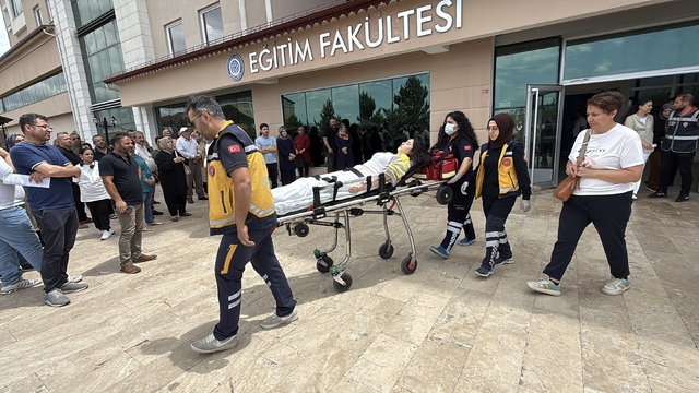 Sınavda baygınlık geçiren öğrenciye ambulansta müdahale edildi