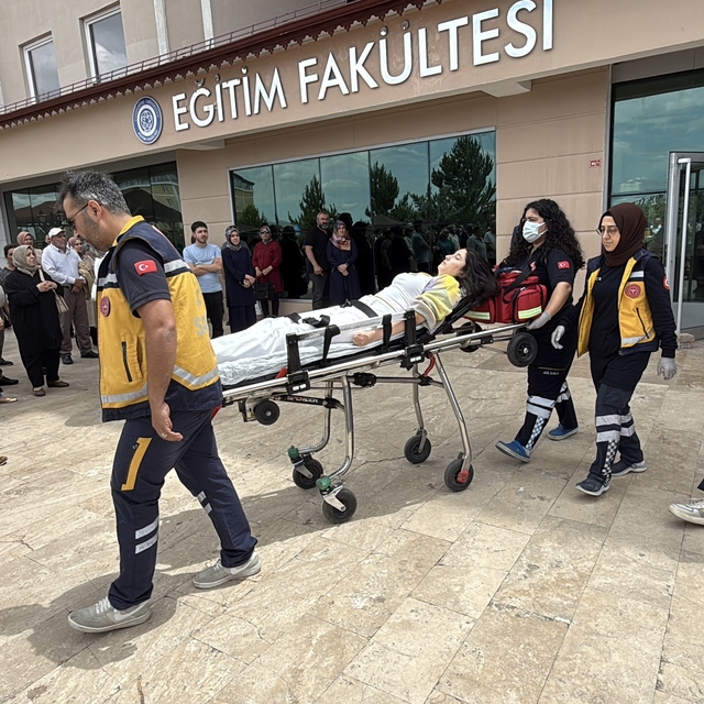 Sınavda baygınlık geçiren öğrenciye ambulansta müdahale edildi