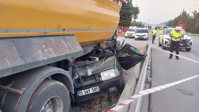 Burdur'da otomobilin dorseye çarptığı kazada 1 kişi öldü, 1 kişi yaralandı