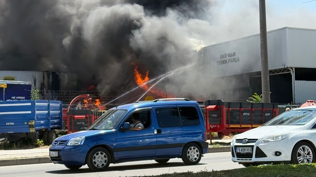 Sakarya'da traktör bayisinde yangın
