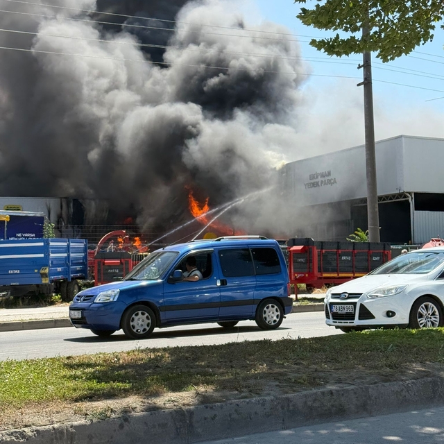 Sakarya'da traktör bayisinde yangın