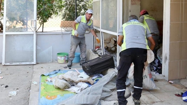 Antalya'daki iki ayrı çöp evden 8 kamyon atık çıkarıldı