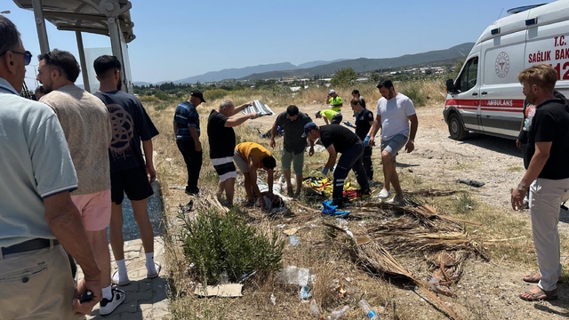 İzmir'de motosiklet, otobüs durağına çarptı: 2 yaralı