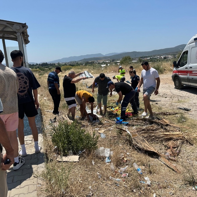 İzmir'de motosiklet, otobüs durağına çarptı: 2 yaralı