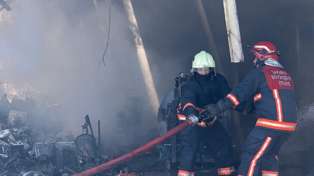 Sakarya'da traktör bayisinde yangın (2)