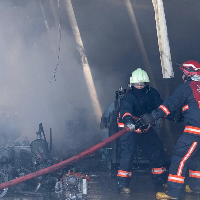 Sakarya'da traktör bayisinde yangın (2)