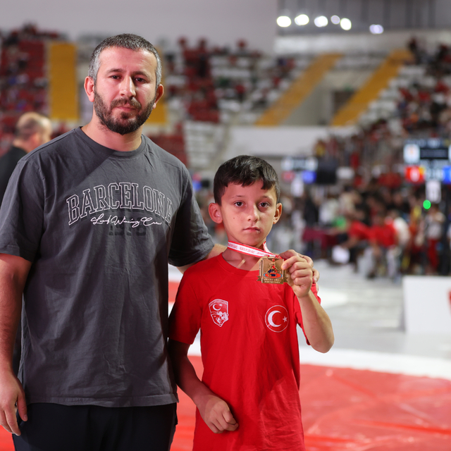 Hükmen galibiyeti kabul etmeyip güreşti, mağlup olunca "en centilmen" seçil...
