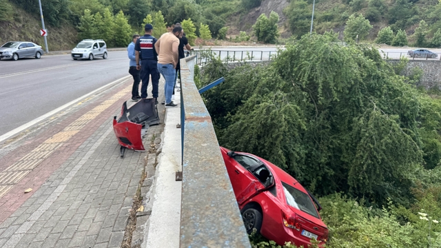 Otomobil, bariyerlere çarpıp ağaçlık alana düştü; 4 yaralı