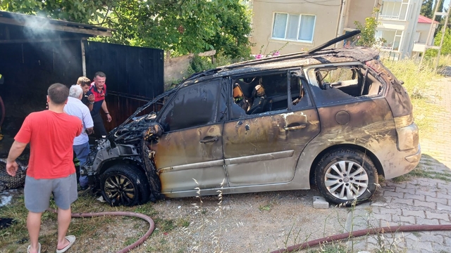 Sinop'ta park halindeki otomobil yandı