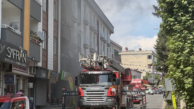 Kahramanmaraş'ta mobilya mağazasında çıkan ve eve sıçrayan yangın söndürüldü