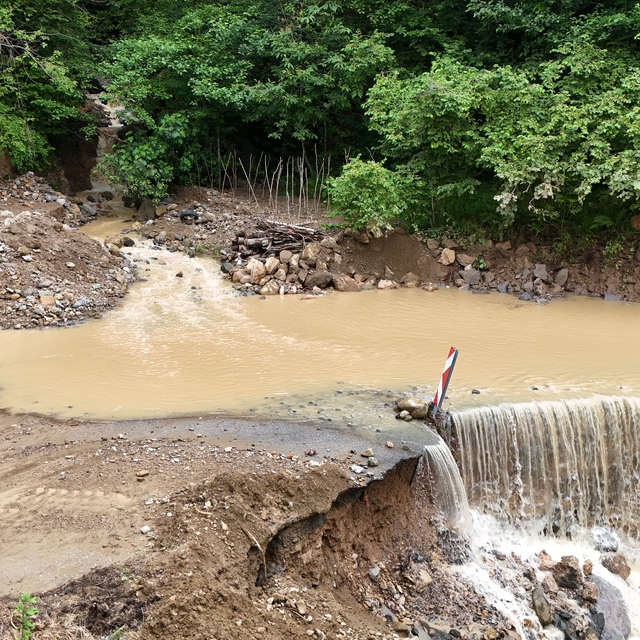 Trabzon'da sağanak; 5 mahalle yolu ulaşıma kapandı