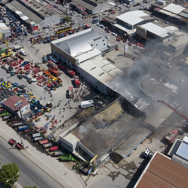 Sakarya'da traktör bayisinde yangın (3)