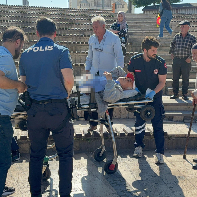 Parkta 4 yerinden bıçaklanarak yaralandı