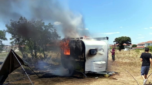 Saros'ta park halindeki çekme karavan alev alev yandı