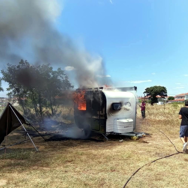 Saros'ta park halindeki çekme karavan alev alev yandı