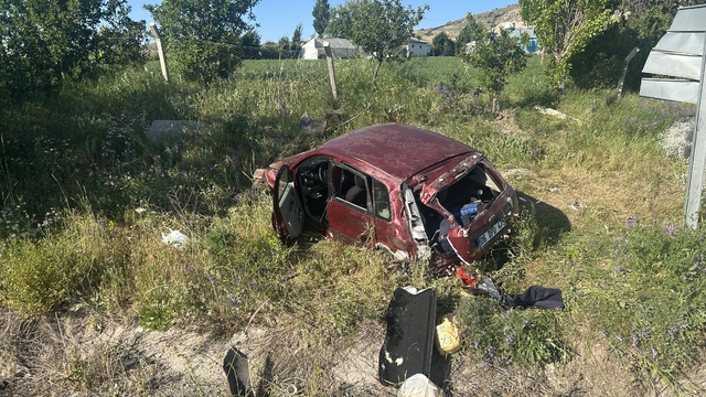 Sivas'ta otomobil şarampole yuvarlandı: 1'i ağır, 3 yaralı