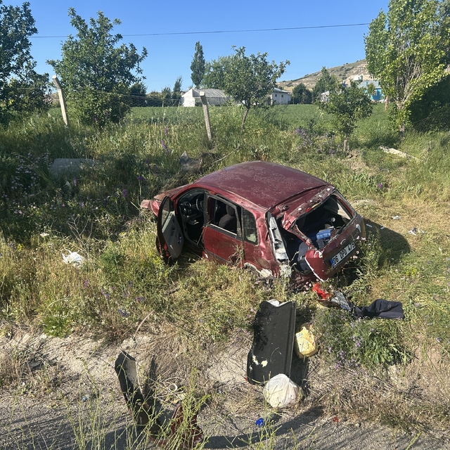 Sivas'ta otomobil şarampole yuvarlandı: 1'i ağır, 3 yaralı