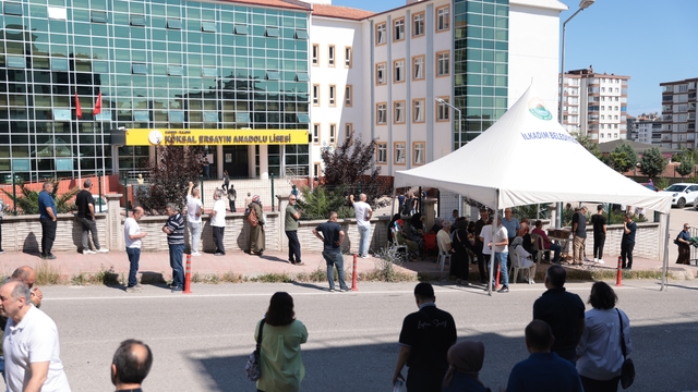 İlkadım'dan YKS'ye giren öğrencilerin velilerine ücretsiz çay ve su ikram edildi