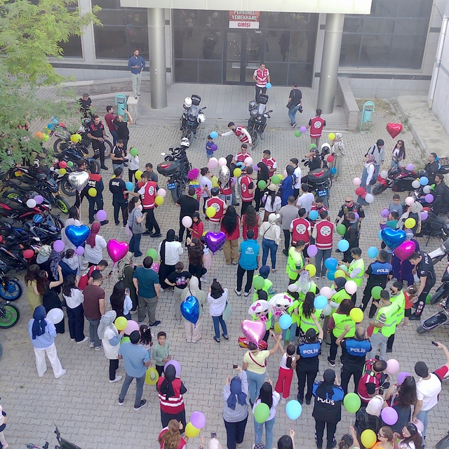 Van'da lösemi tedavisi gören çocuklar için gökyüzüne balonlar bırakıldı