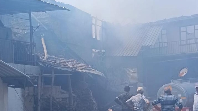 Burdur'da çıkan yangında 2 ev ve 1 metruk bina kullanılamaz hale geldi