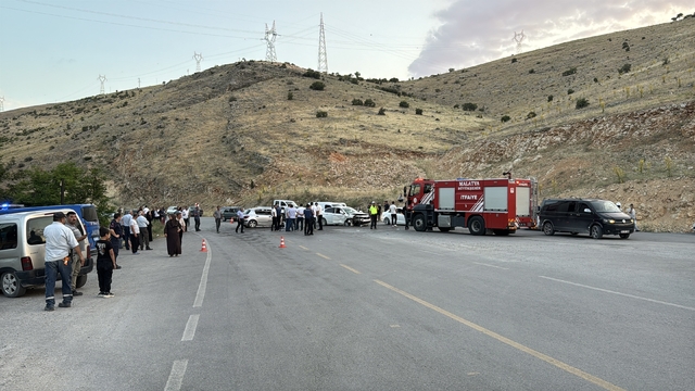 Malatya'da iki otomobilin çarpıştığı kazada 11 kişi yaralandı