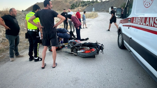 Sakarya'da devrilen motosikletin sürücüsü yaralandı