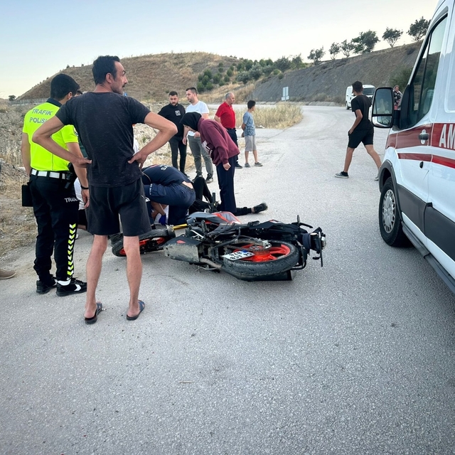 Sakarya'da devrilen motosikletin sürücüsü yaralandı