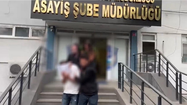 ATM'lerde işlem yapmakta zorlananları yardım bahanesiyle dolandıran 2 şüpheli tutuklandı