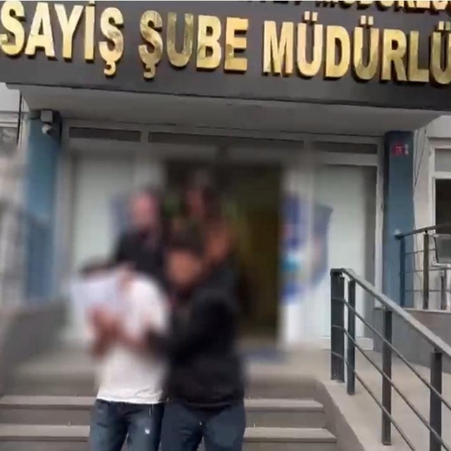 ATM'lerde işlem yapmakta zorlananları yardım bahanesiyle dolandıran 2 şüphe...