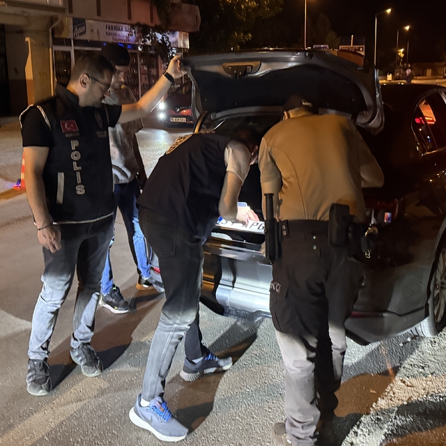 Edirne'de otomobillerine standart dışı APP plaka takan sürücülere ceza kesi...