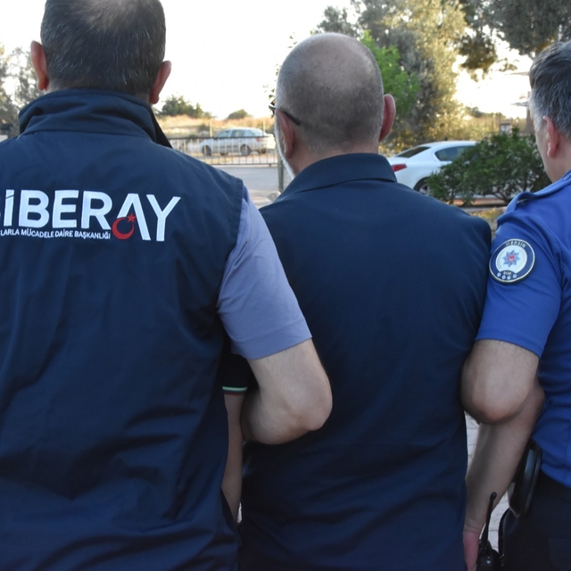 Mersin merkezli yasa dışı bahis operasyonunda yakalanan 8 şüpheli tutukland...