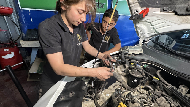 Araçlara meraklı İncilay, sanayide kalfa oldu; tek başına motor tamir ediyor