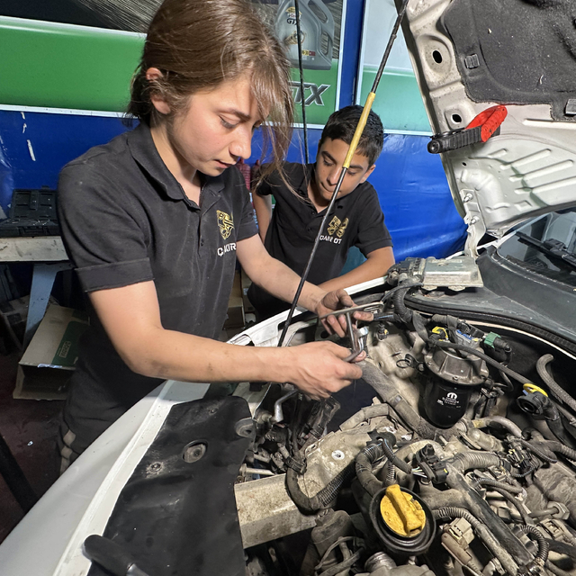 Araçlara meraklı İncilay, sanayide kalfa oldu; tek başına motor tamir ediyo...