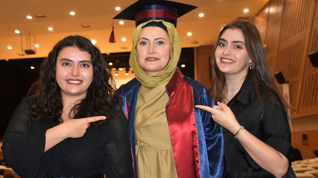 İki kanseri yendi, 49 yaşında üniversiteyi birincilikle bitirdi