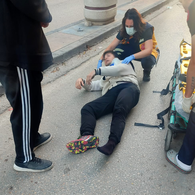 Sokak köpeklerinin saldırdığı motosiklet sürücüsü düşerek yaralandı