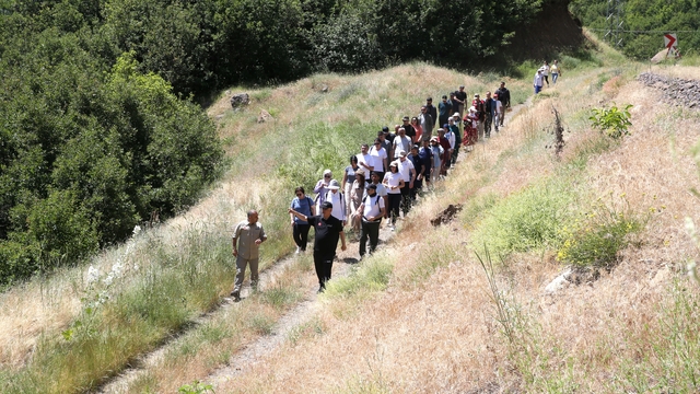 Muş Valisi Çakır, doğaseverlerle yürüyüş yaparak hareketli yaşamı özendiriyor