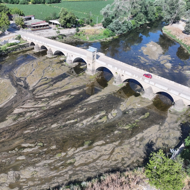 Tunca Nehri'nin bazı bölümlerinde kuraklık nedeniyle su akışı durma noktası...