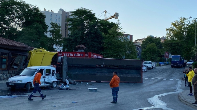 Devrilen TIR, parktaki eve çarptı; şoför yaralı