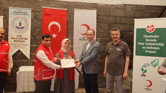 Diyarbakır'da serada fide yetiştiriciliği kursu katılımcılarına sertifikaları verildi